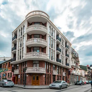 4* מלון London